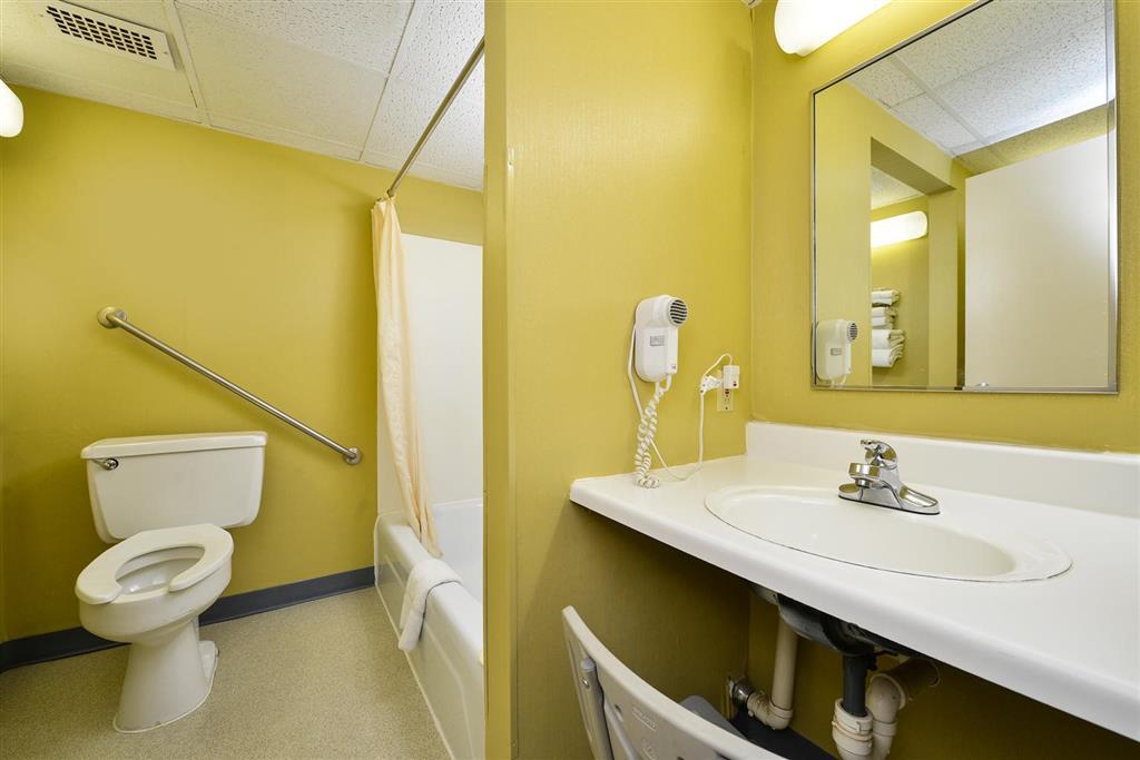 Center Street Value Inn Auburn Room photo